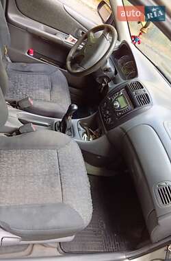 Седан Mazda 323 1999 в 