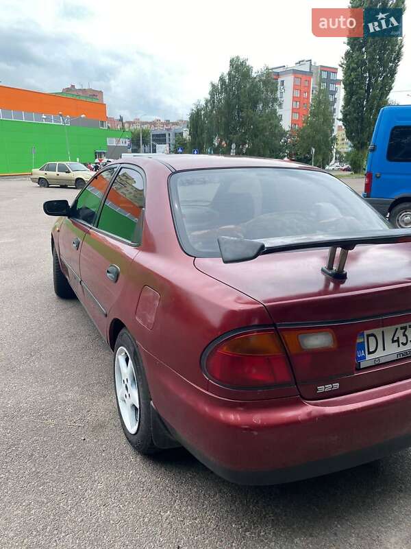 Седан Mazda 323 1996 в Ровно