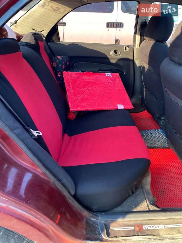 Седан Mazda 323 1996 в Ровно