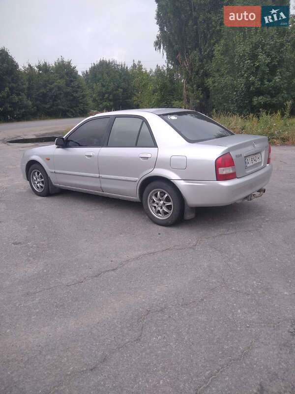 Седан Mazda 323 2002 в Тараще