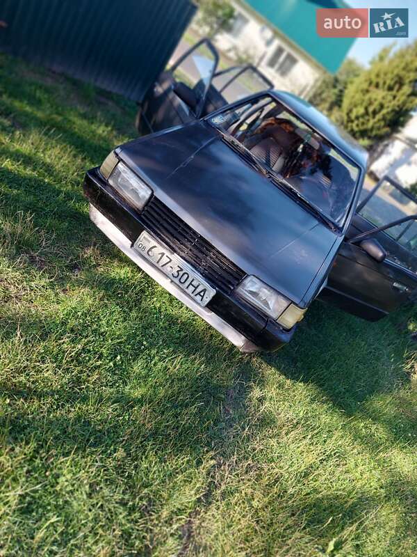 Хэтчбек Mazda 323 1987 в Ровно