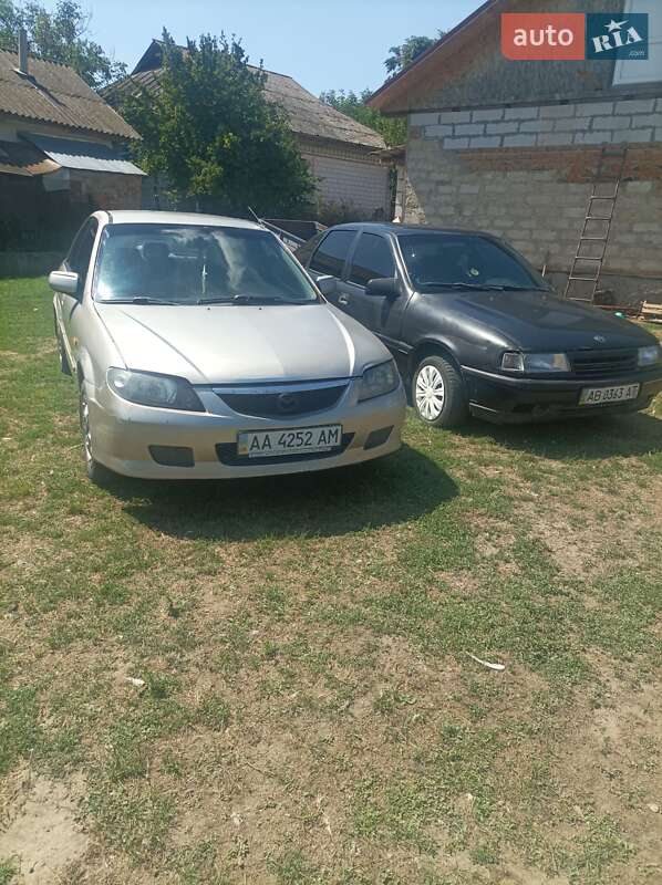 Седан Mazda 323 2001 в Тростянце