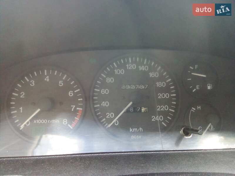 Хетчбек Mazda 323 1995 в Чернівцях