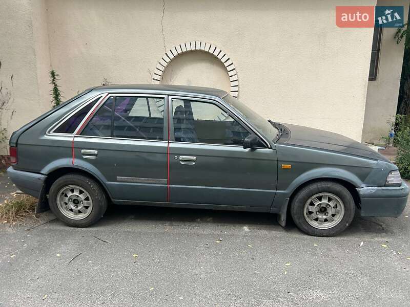 Хетчбек Mazda 323 1988 в Бучі