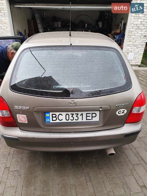 Хэтчбек Mazda 323 2000 в 