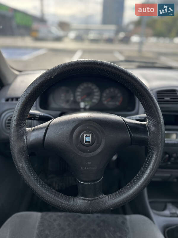 Седан Mazda 323 1999 в Киеве