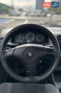 Седан Mazda 323 1999 в 