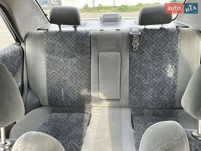 Седан Mazda 323 1999 в Киеве