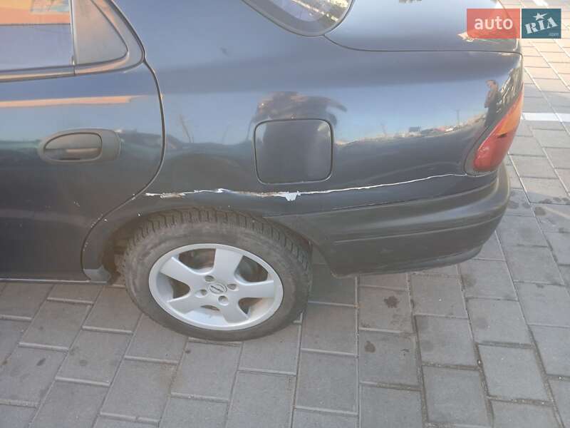 Седан Mazda 323 1998 в Черкассах