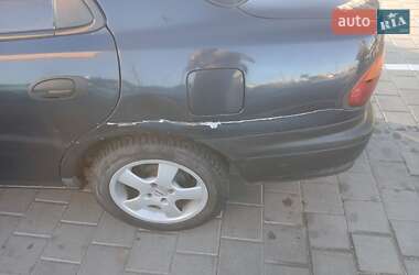 Седан Mazda 323 1998 в 