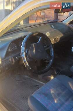 Седан Mazda 323 1992 в 