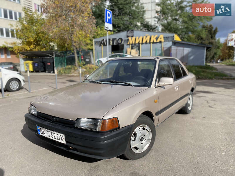 Седан Mazda 323 1996 в Ровно