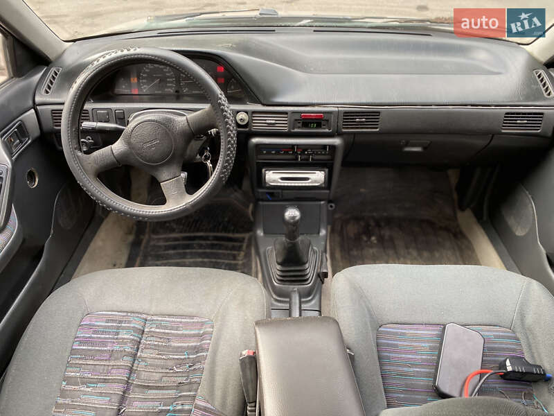 Седан Mazda 323 1996 в Ровно