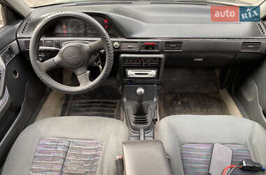 Седан Mazda 323 1996 в 