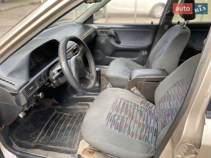 Седан Mazda 323 1996 в Ровно