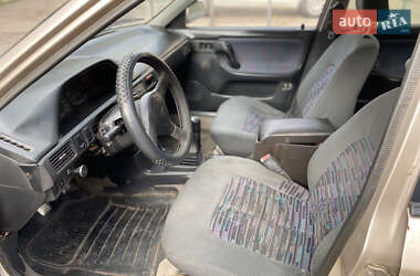 Седан Mazda 323 1996 в 