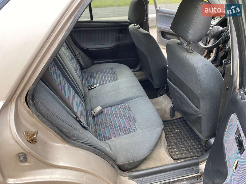 Седан Mazda 323 1996 в Ровно