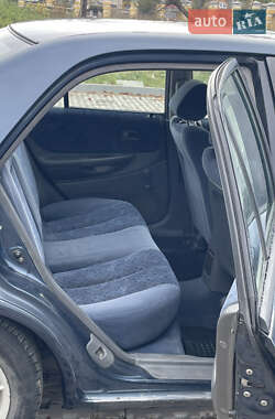 Седан Mazda 323 1999 в 