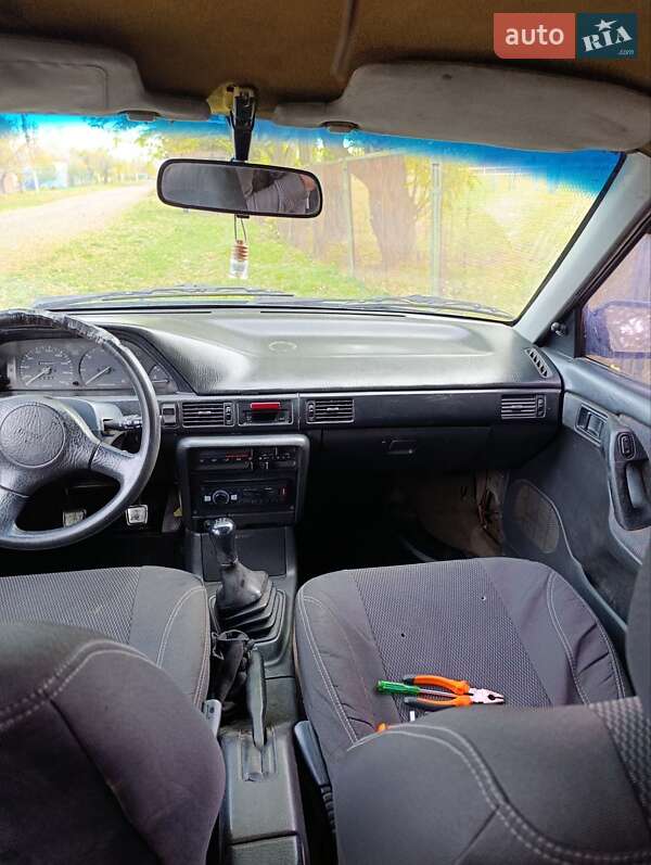 Седан Mazda 323 1995 в Сумах