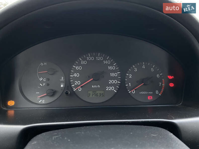 Седан Mazda 323 1999 в Харькове