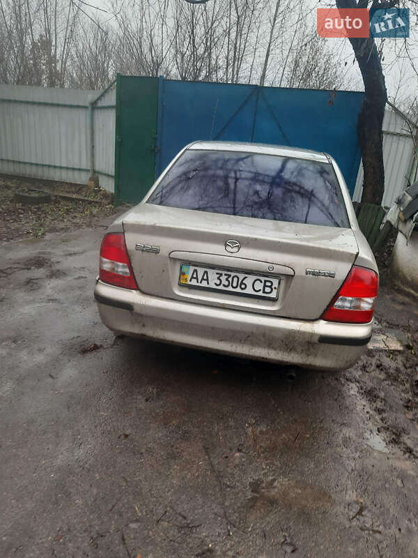 Седан Mazda 323 1998 в Бишеві