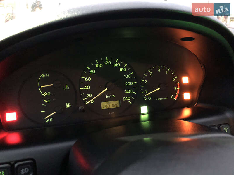 Хетчбек Mazda 323 1998 в Харкові