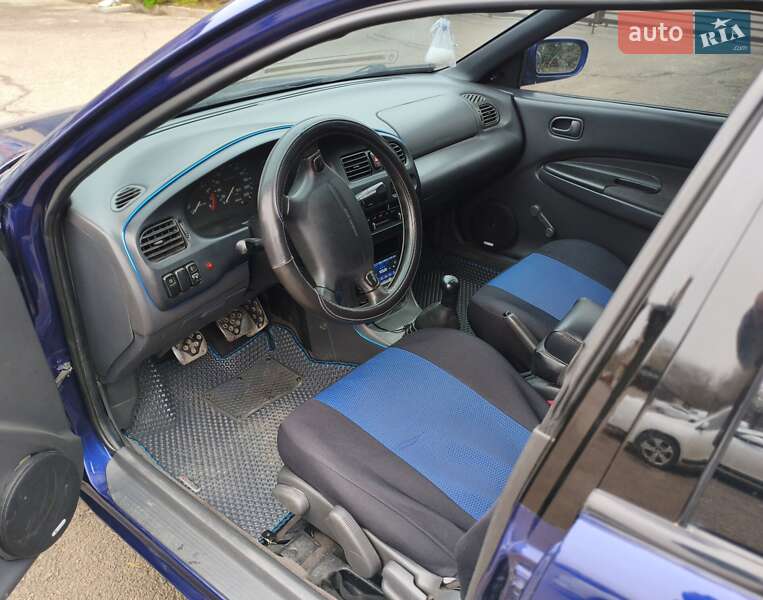 Седан Mazda 323 1996 в Ровно