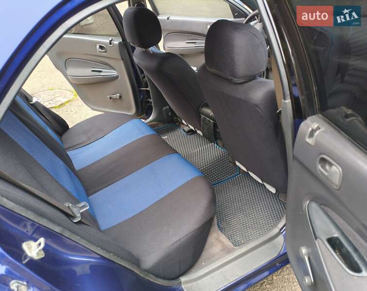 Седан Mazda 323 1996 в Ровно