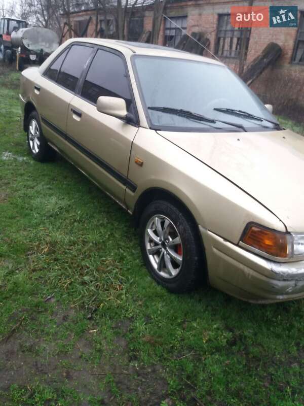 Седан Mazda 323 1992 в Новомиргороде