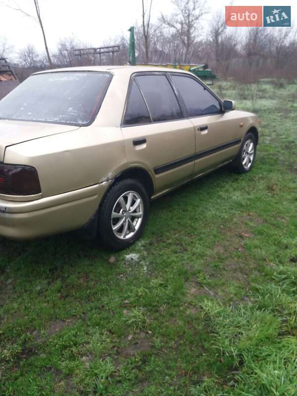 Седан Mazda 323 1992 в Новомиргороде