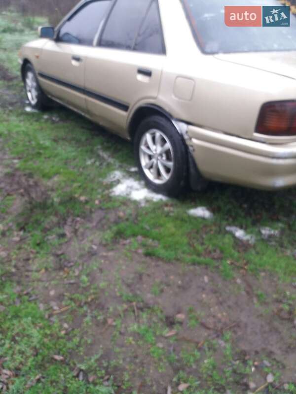 Седан Mazda 323 1992 в Новомиргороде
