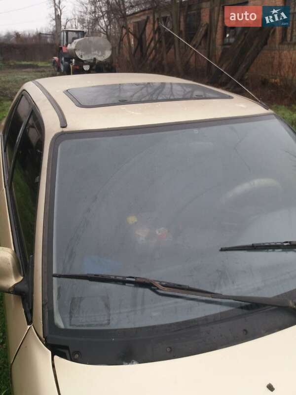 Седан Mazda 323 1992 в Новомиргороде