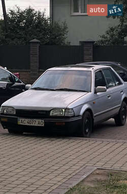 Седан Mazda 323 1989 в Луцьку