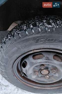 Седан Mazda 323 1997 в Чернівцях