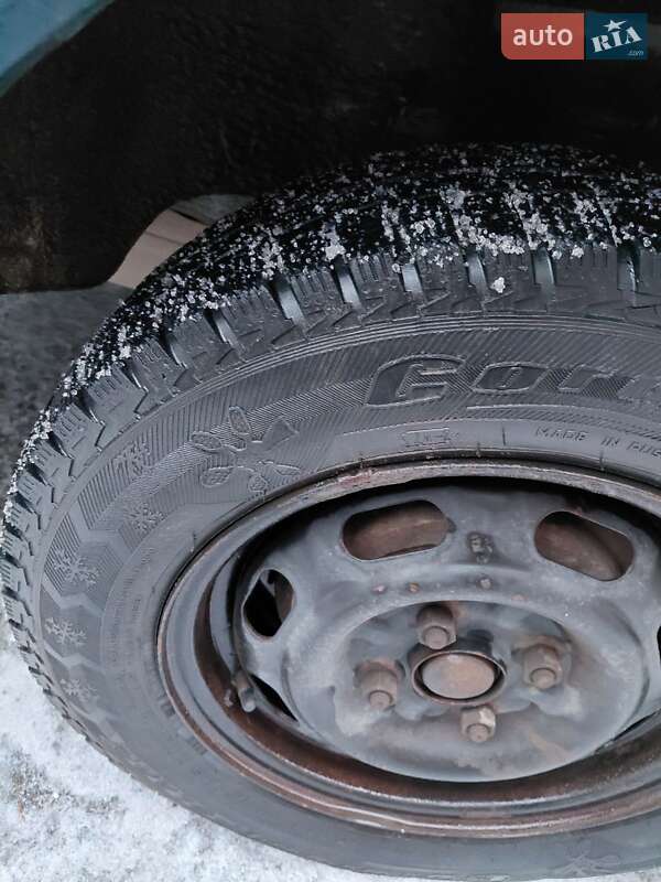 Седан Mazda 323 1997 в Черновцах