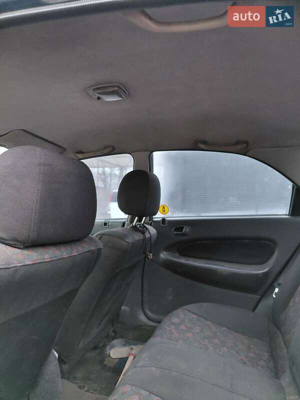 Седан Mazda 323 1997 в Черновцах