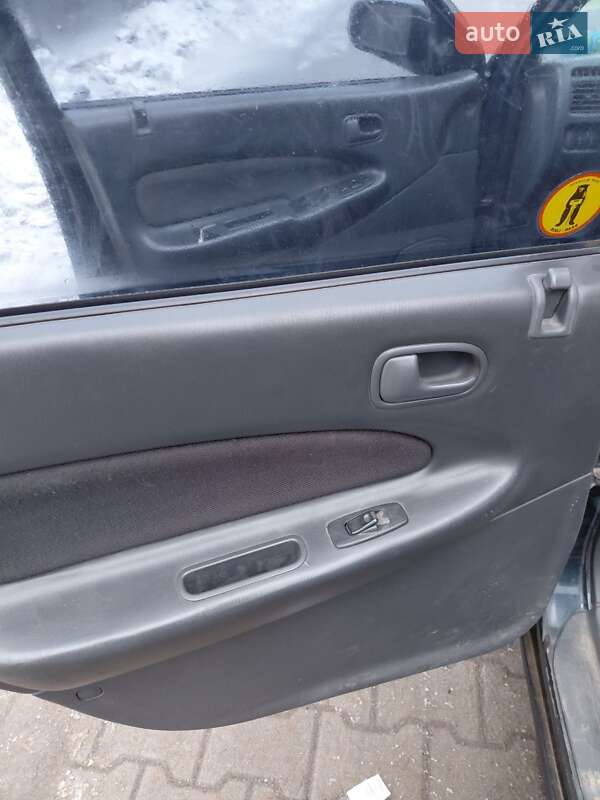 Седан Mazda 323 1997 в Черновцах