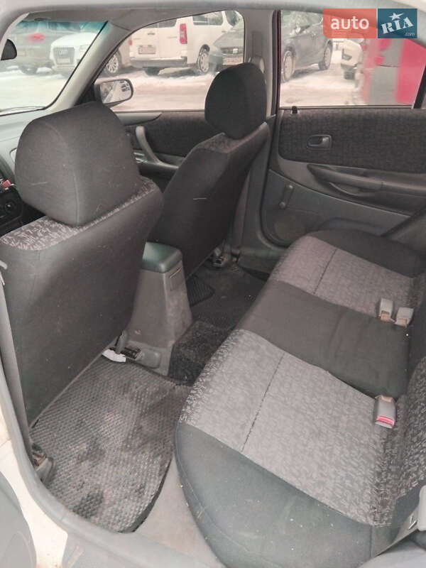 Седан Mazda 323 1999 в Уланові