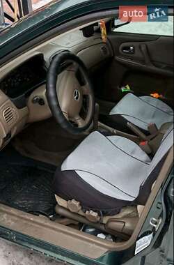Седан Mazda 323 2000 в Львове