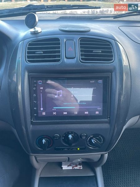 Седан Mazda 323 2003 в Ладыжине