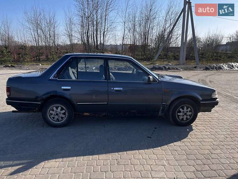Седан Mazda 323 1988 в Дрогобыче