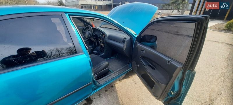 Седан Mazda 323 1996 в Кривом Роге