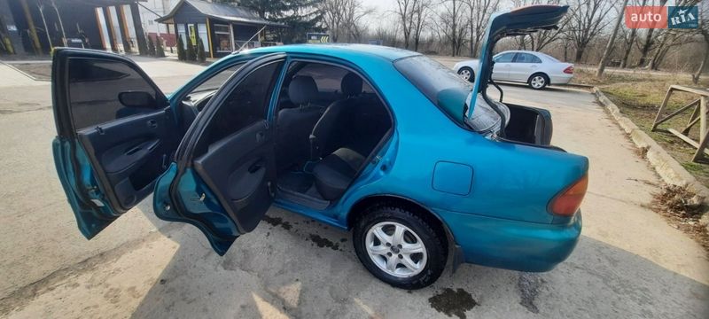 Седан Mazda 323 1996 в Кривом Роге