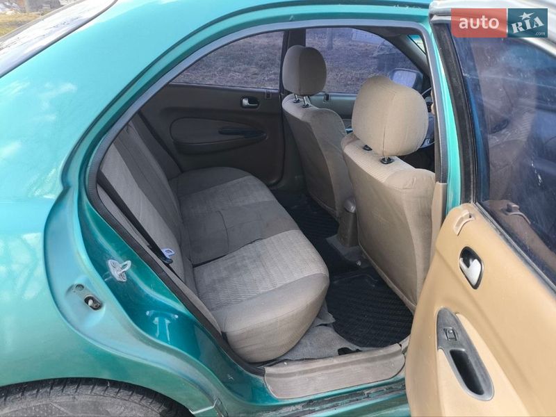 Седан Mazda 323 1995 в Узине