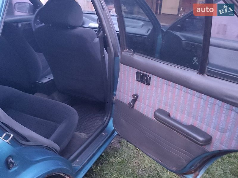 Седан Mazda 323 1993 в Кременце