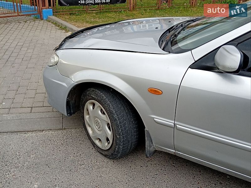 Седан Mazda 323 2002 в Львове