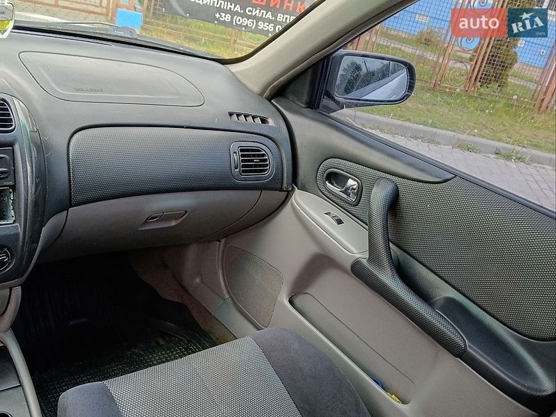Седан Mazda 323 2002 в Львове