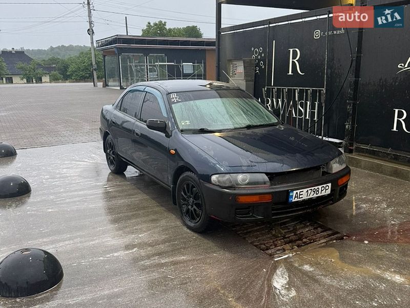 Седан Mazda 323 1998 в Чернівцях