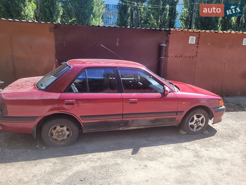 Седан Mazda 323 1991 в Киеве