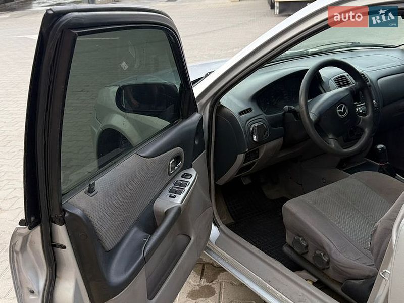 Хэтчбек Mazda 323 2001 в Черновцах